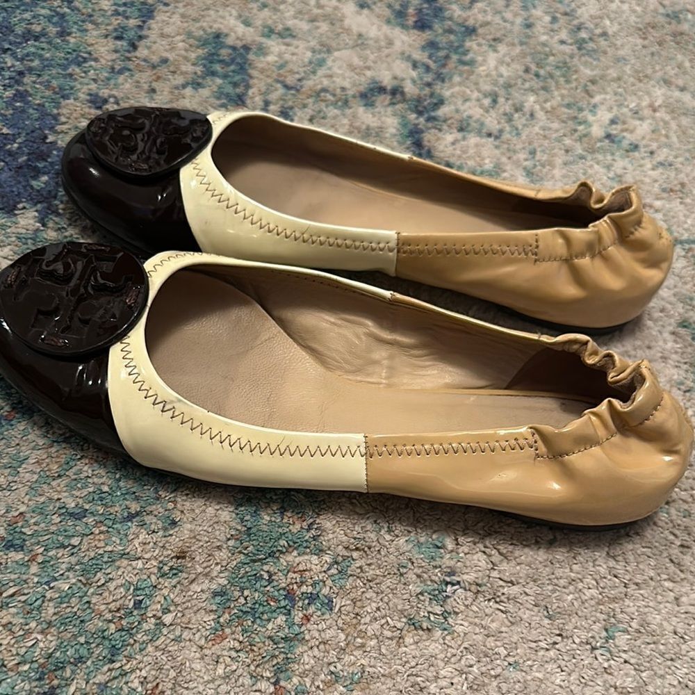 TORY BURCH Women's Beige & brown patent leather ballet flats shoes MINNIE